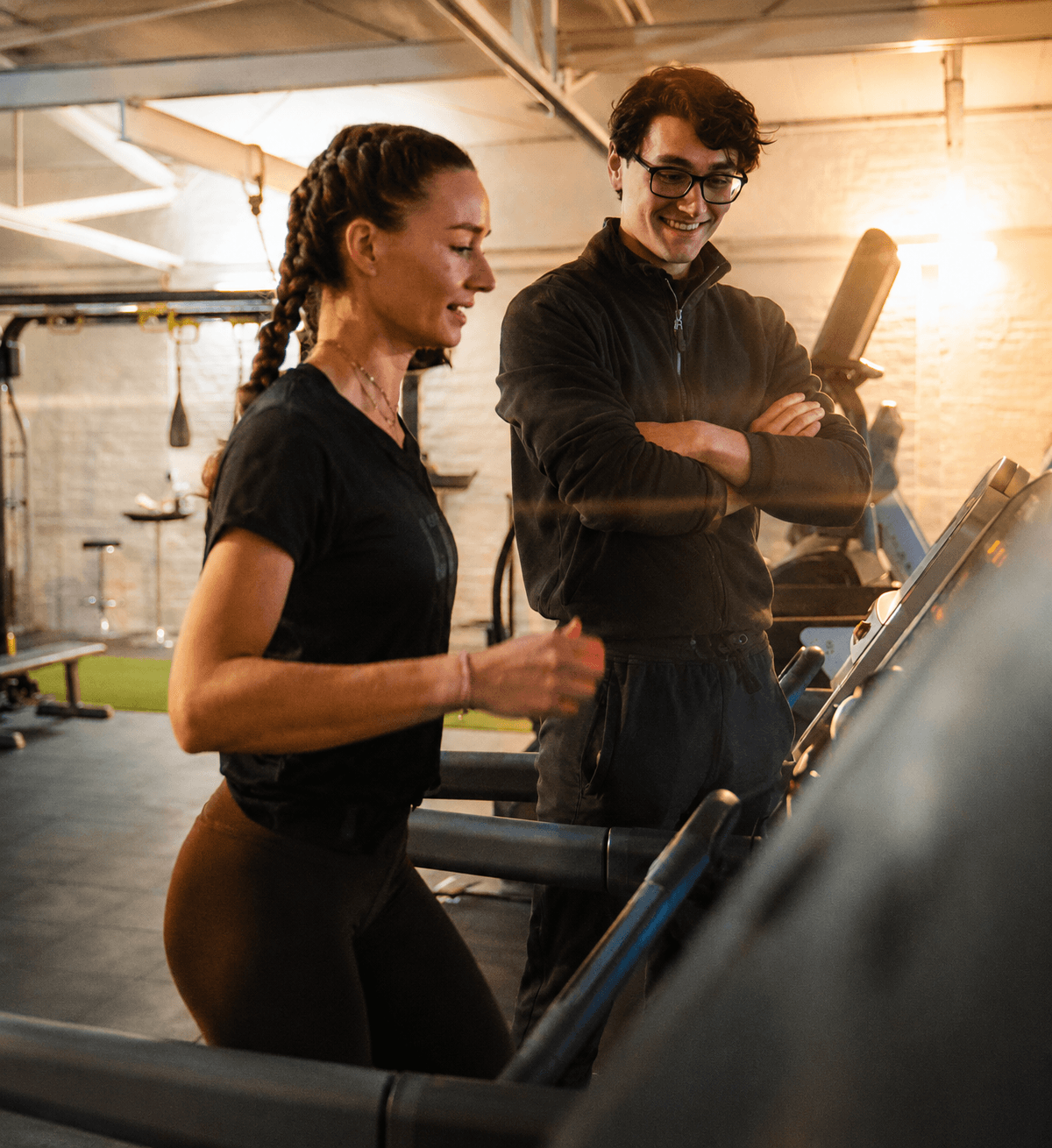 Konzentrierte Trainingssituation im dunklen Studio